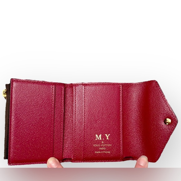 LOUIS VUITTON Portefeuille Zoe Trifold Wallet, Monogram, Fuchsia - Picture 14 of 16